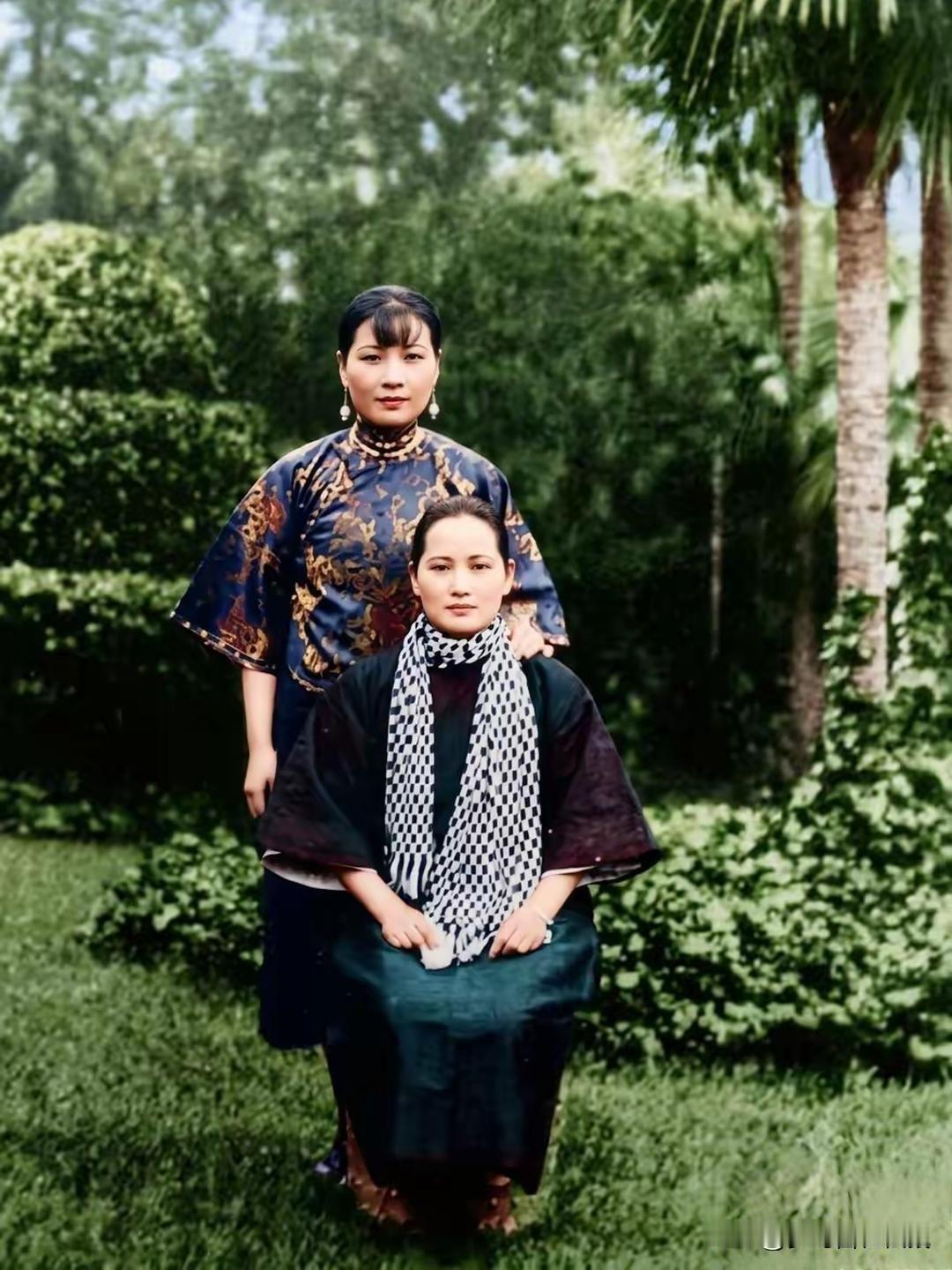 这张合影堪称民国“时尚双姝”的巅峰对决！

宋美龄像从《Vogue》封面走下来的
