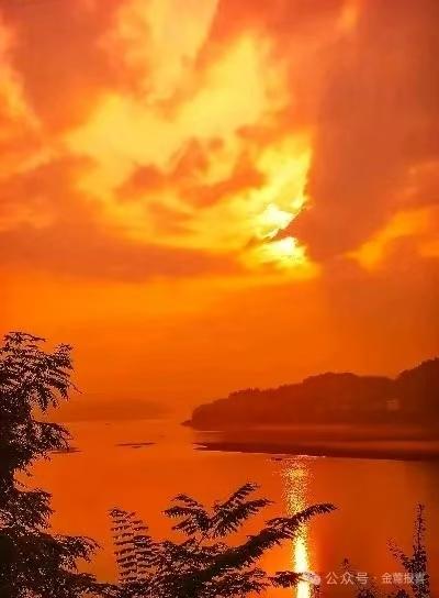 天净沙·斜阳感怀
斜阳泼彩含情，
江山万里图呈。
迎客苍松意盈。
笙歌高咏，
共