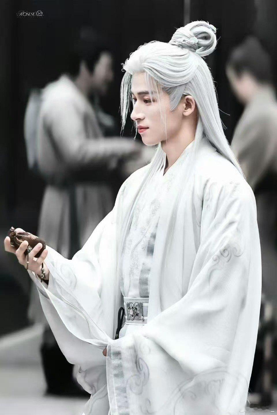 王星越新剧大唐陶白白 王星越解锁新角色太惊喜！观星推演的大唐陶白白人设新颖，白发