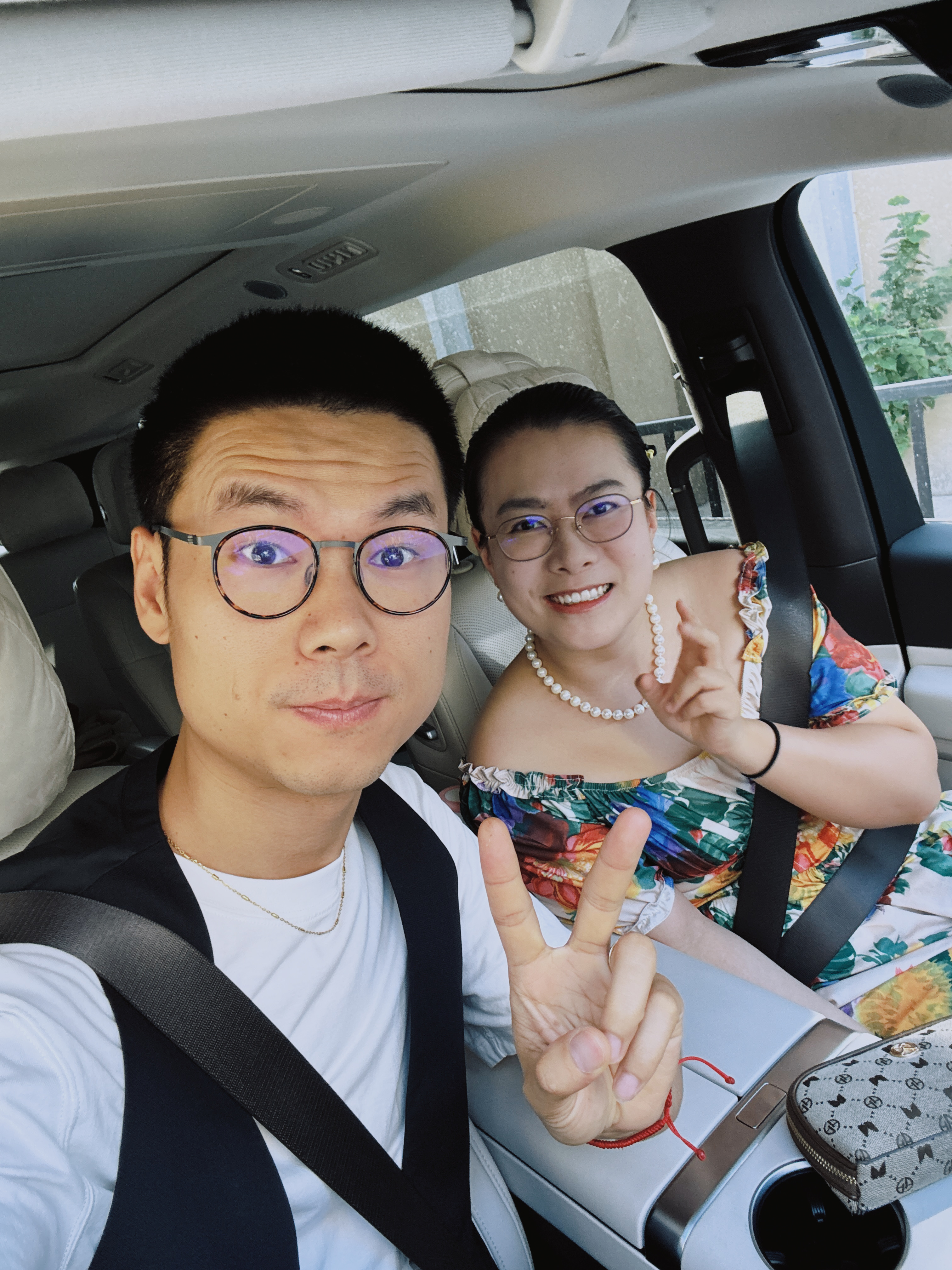 走，去兰州看汪苏泷演唱会，据说舞台灯光啥的很有创意[笑而不语] ​​​