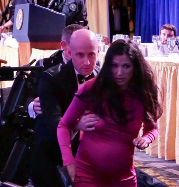 白宫枪响那一刻，斯蒂芬・米勒做出了他政治生涯里最丢人的一个动作 —— 把怀孕的妻