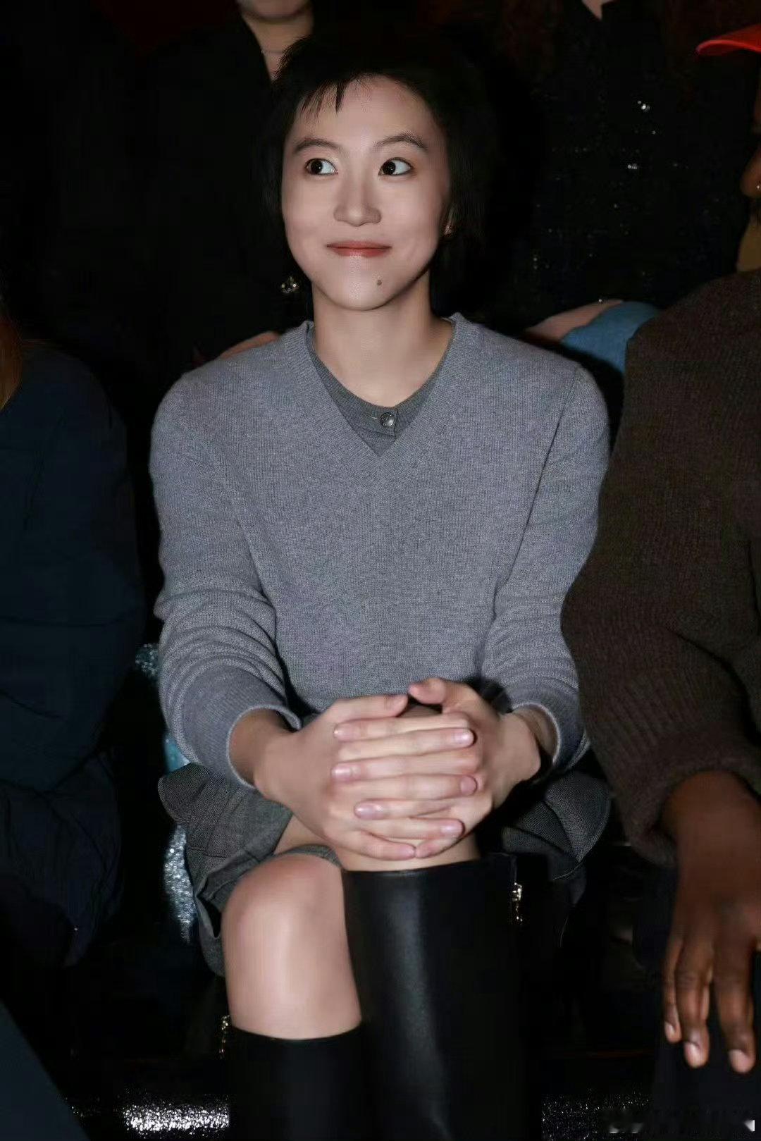 窦靖童 同一片天空下之前在她个人的巡回演唱会上，这首歌一直被当作压轴曲目来呈现，