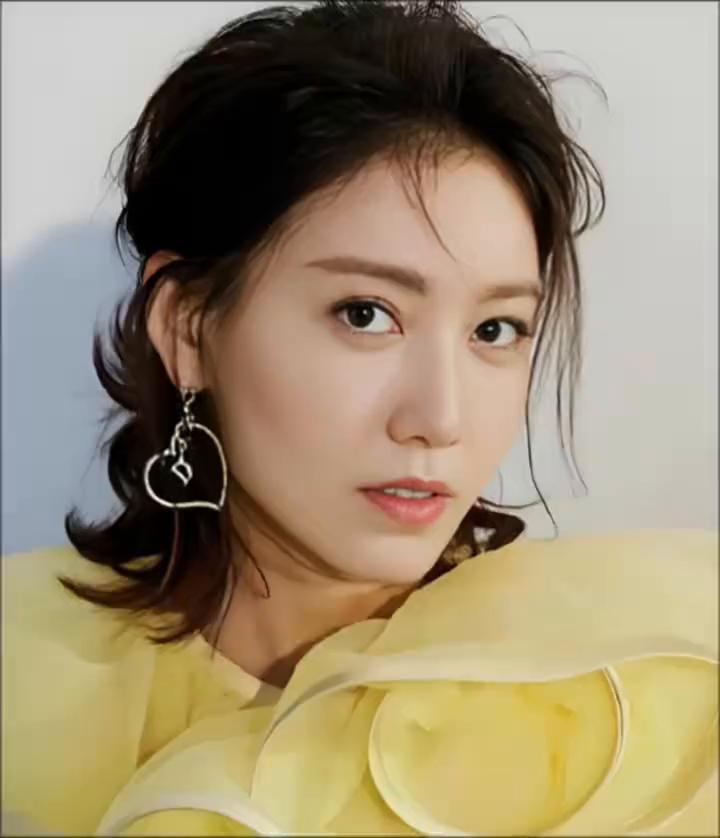 82年北京籍中戏女演员，凭借扎实演技立足演艺圈。时光荏苒数十载，她长相秀气灵动，