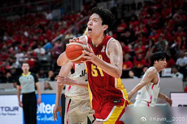 杨瀚森这样的运动员打NBA真是难为他了感觉一点进步都没有。 