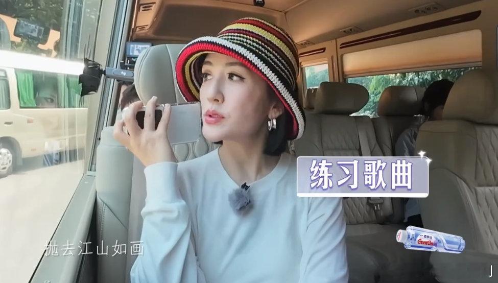 谢娜你心里到底在想着哪个节目啊 录《你好时光》坐车转场，谢娜立马练杰哥的《天下》