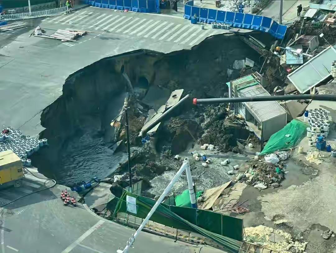 上海嘉闵线地铁施工区域发生塌陷，
现在最头疼的不是施工方，也不是干活的工人，而是