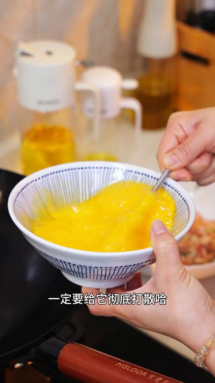 过年怎能少的了一锅简单又好吃的蛋饺？蛋饺跟粉丝都吸足了汤汁，鲜香入味又多汁。
·