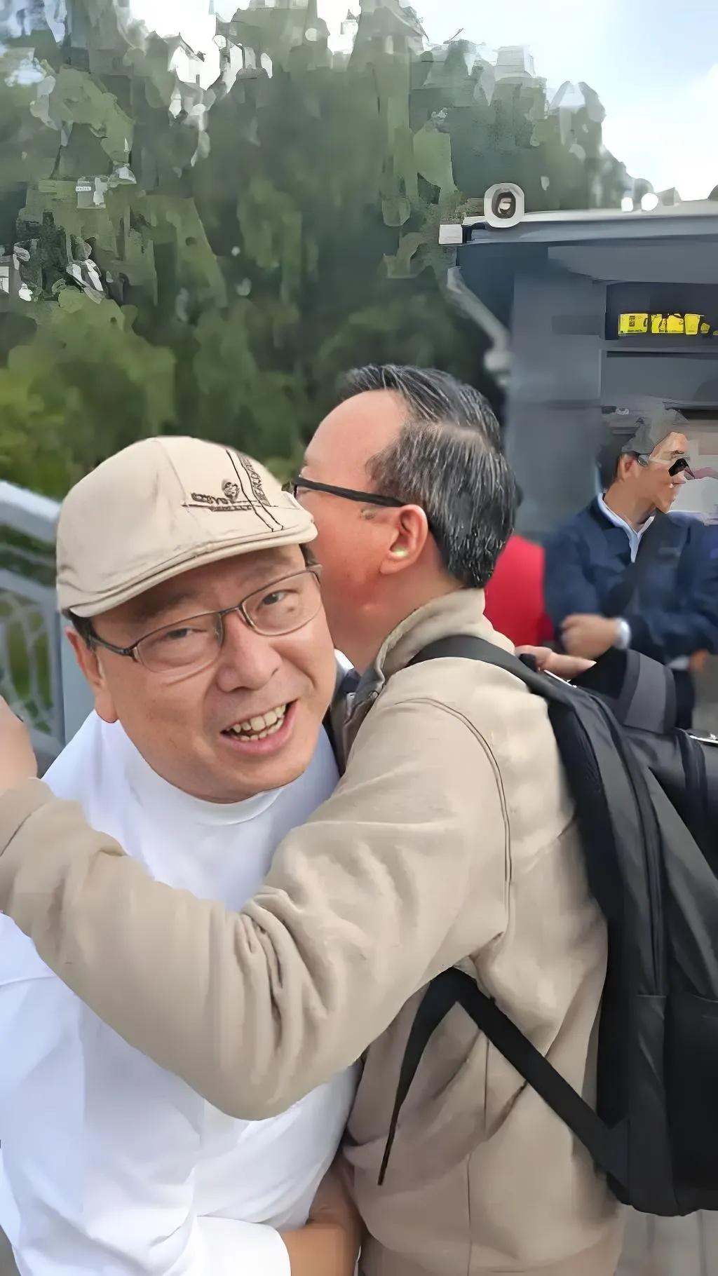 什么是朋友？
朋友就是彼此了解相互信任，感情融洽时常交流，能够相互帮助，分享快乐