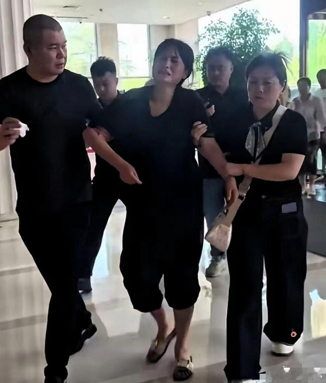 东北大学那出事孩子的妈来了，要接孩子回家。眼泪早就哭没了，浑身软得像没骨头，被人