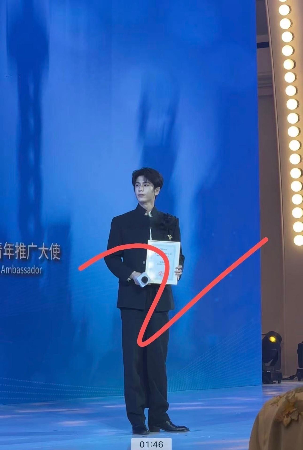 张凌赫穿的什么鞋？张凌赫女主