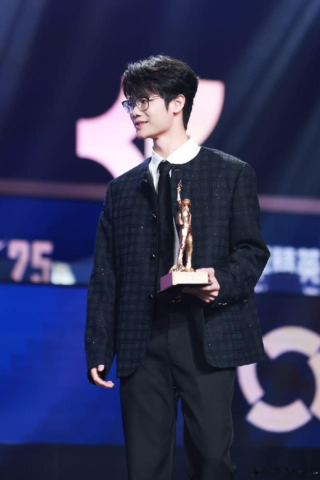 鸽鸽的“金色传说”正在连续加载！33奖杯拿到手软