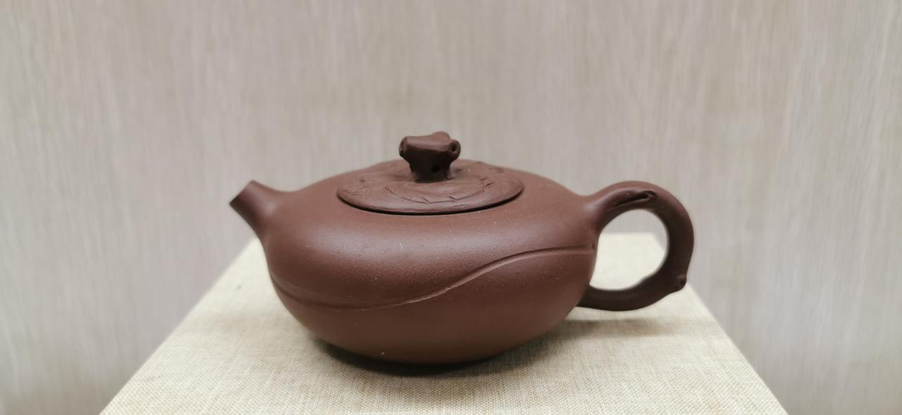 早期中国宜兴厂版紫砂壶；小蜜桃（网孔、约135cc）真的紫砂壶一个大约多少钱?茶