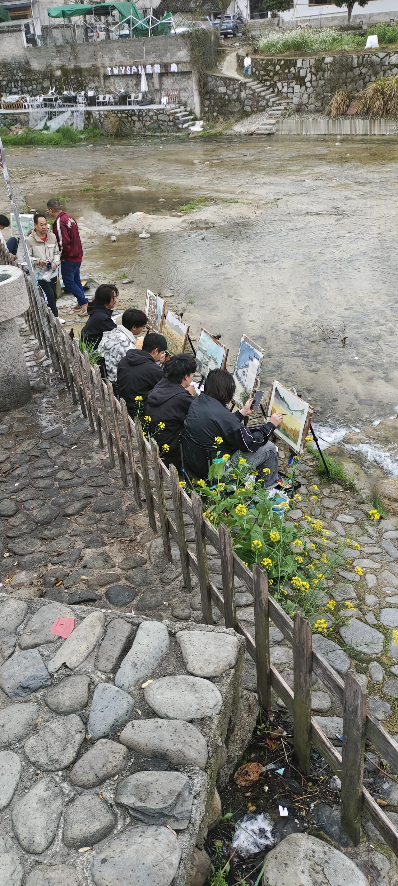 今天我和朋友们到了安徽黟县，遇到了这一群高中的孩子在写生，绘画，看他们那么的专注