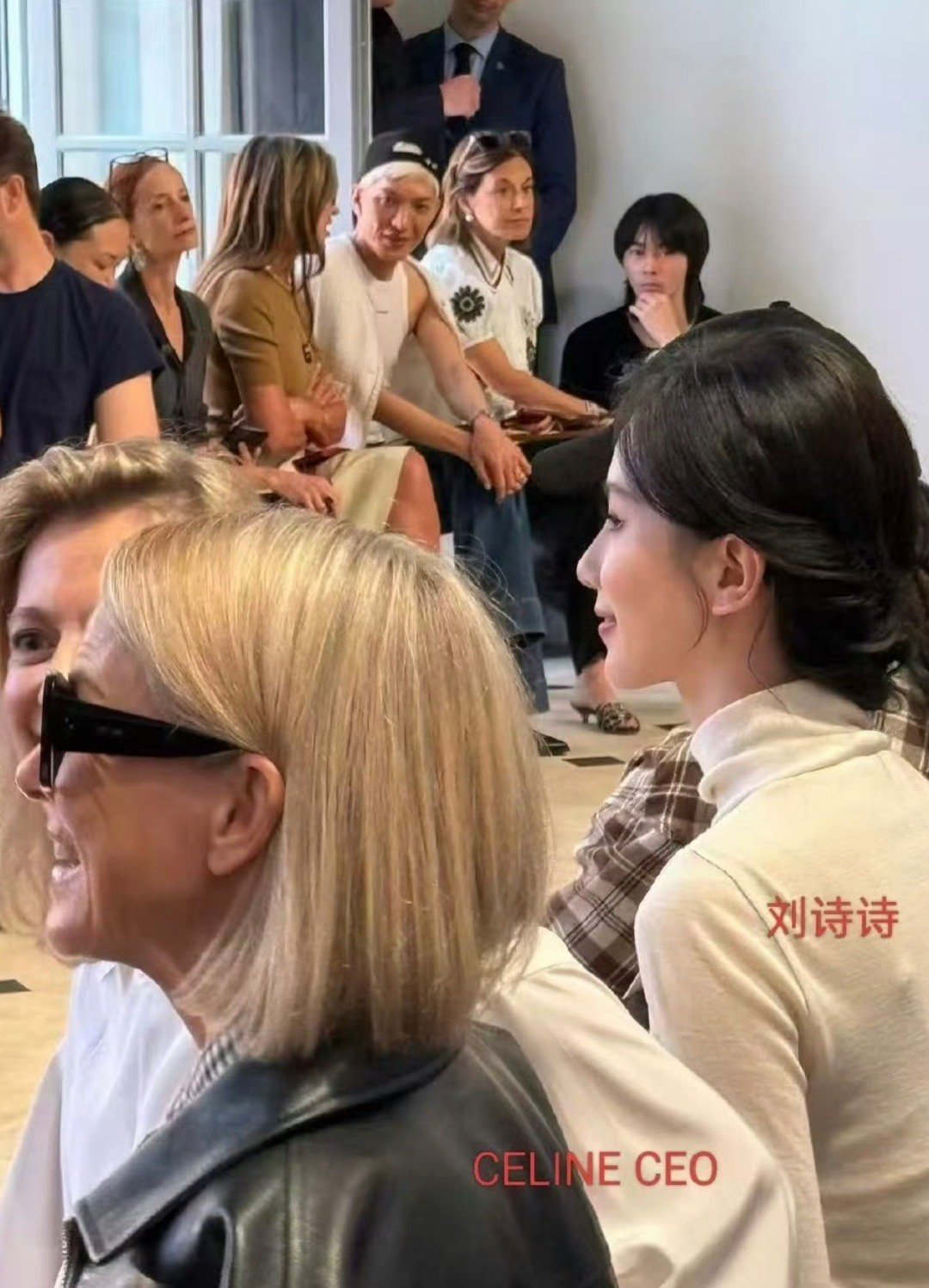 刘诗诗李庚希同框合照刘诗诗今天的CELINE大秀是唯一坐在CELINE全球CEO