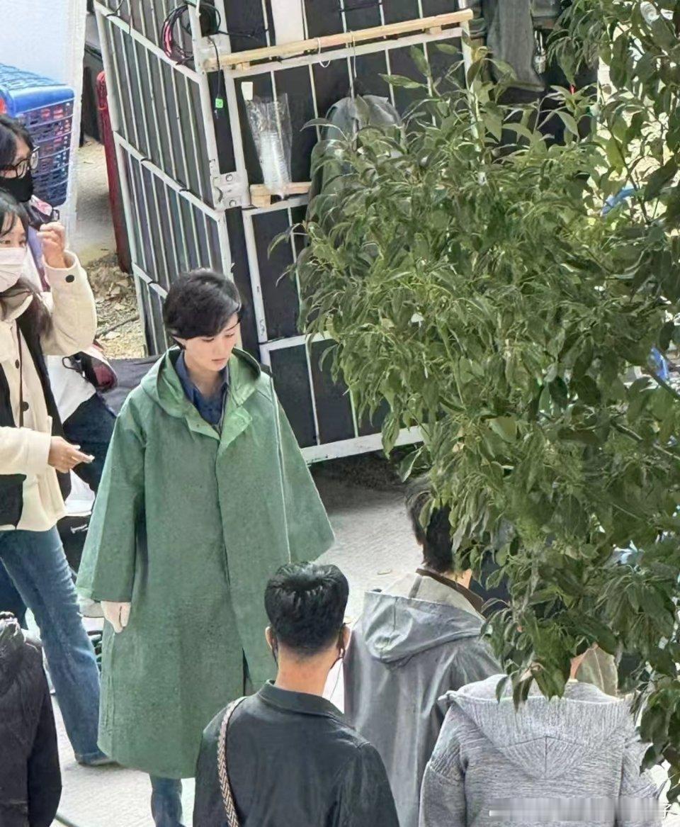 赵丽颖雨衣路透  赵丽颖《造城者》雨衣路透，这就是双料视后的表现力吗？真的演啥像