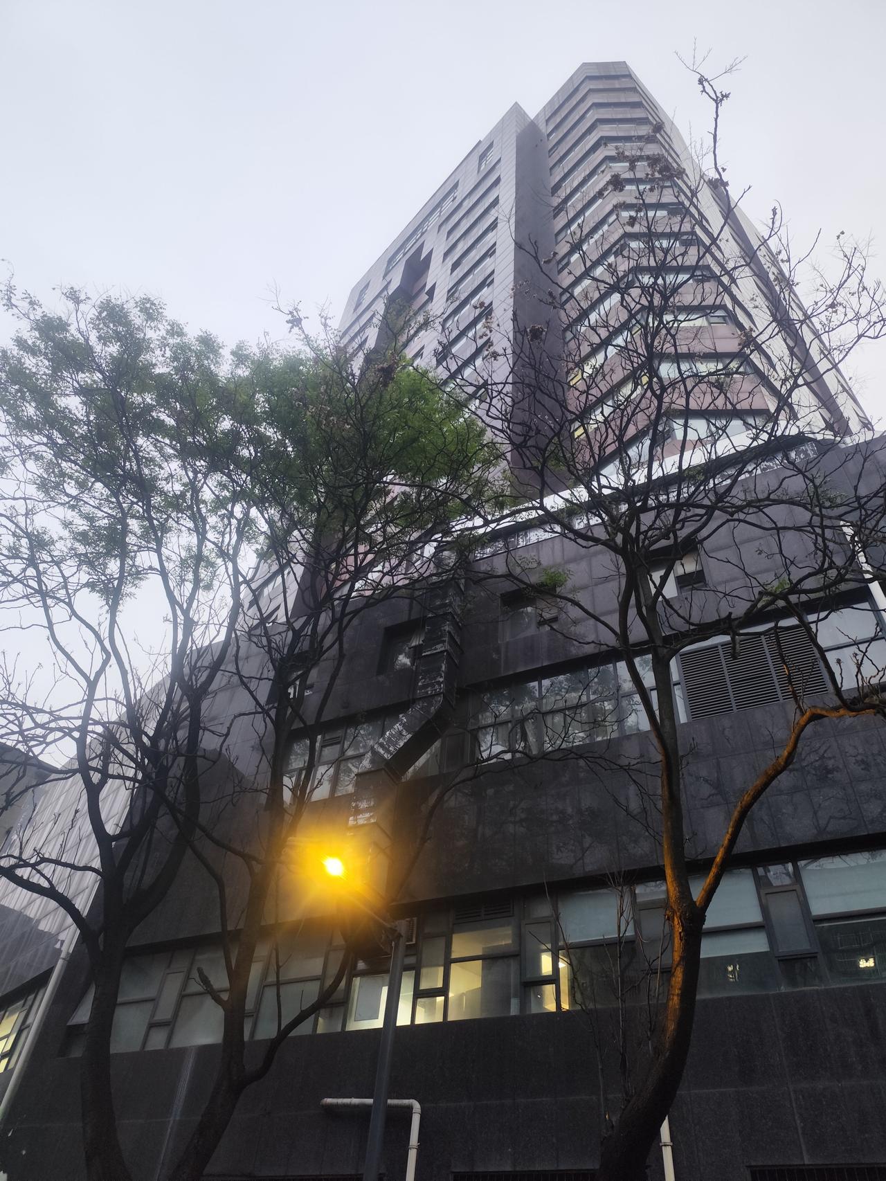 “崩老头”未必就是真的，恐怕是真有小姑娘确实遇到难处，若是被她家邻居，或者同学看