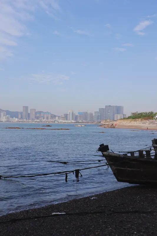 大连和青岛的海边各有千秋。
大连的海边，金石滩拥有独特的地质景观，五彩斑斓的岩石