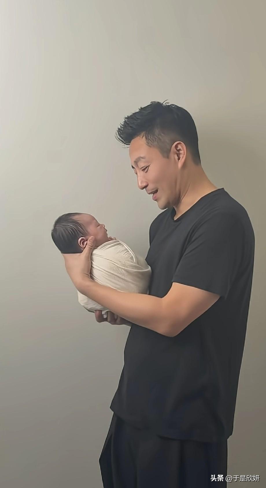 汪小菲抱着刚出生的儿子笑眯眼！43岁再当爸，这画面太暖了！
---
汪小菲抱着襁