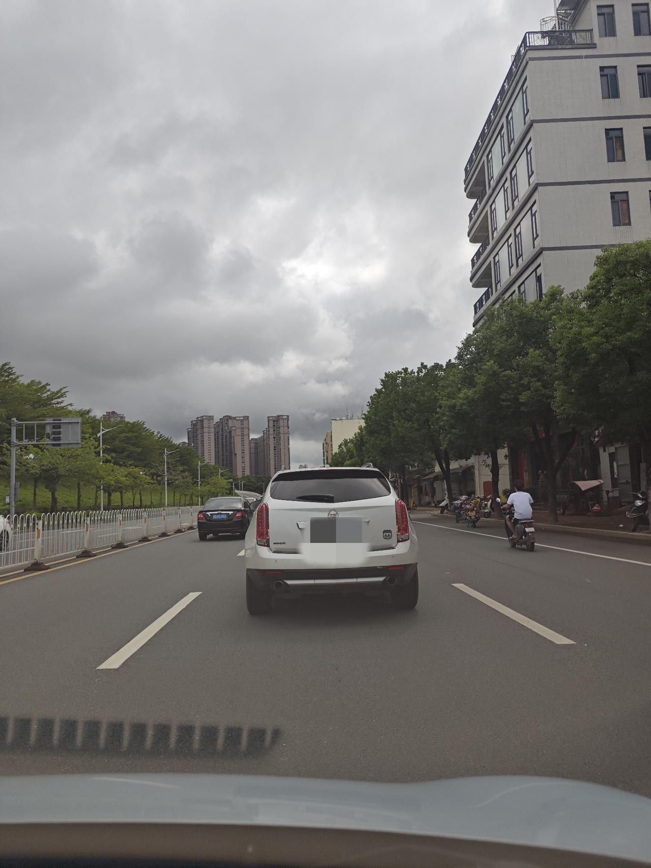 在路上偶遇一辆凯迪拉克66号公路纪念版

2011在国内销售限量660辆，一朋友
