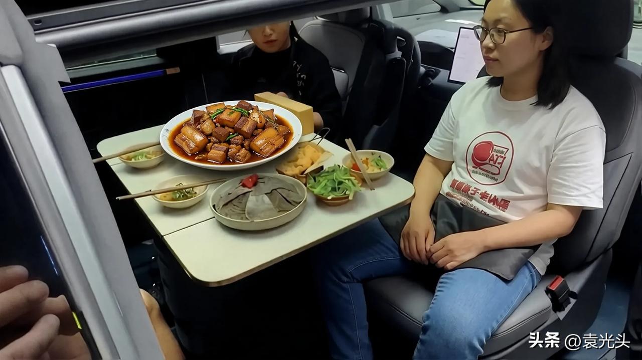 正常人谁在车里吃饭
雷军拍了个在汽车内吃几个菜的快餐的视频。
这个很符合雷军的一