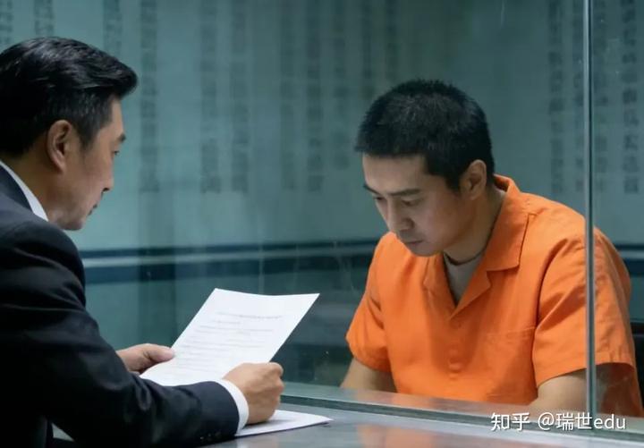 往同事油箱注水2升，被开除后索赔15万，法院驳回
结论先行：判得没问题。无固定期