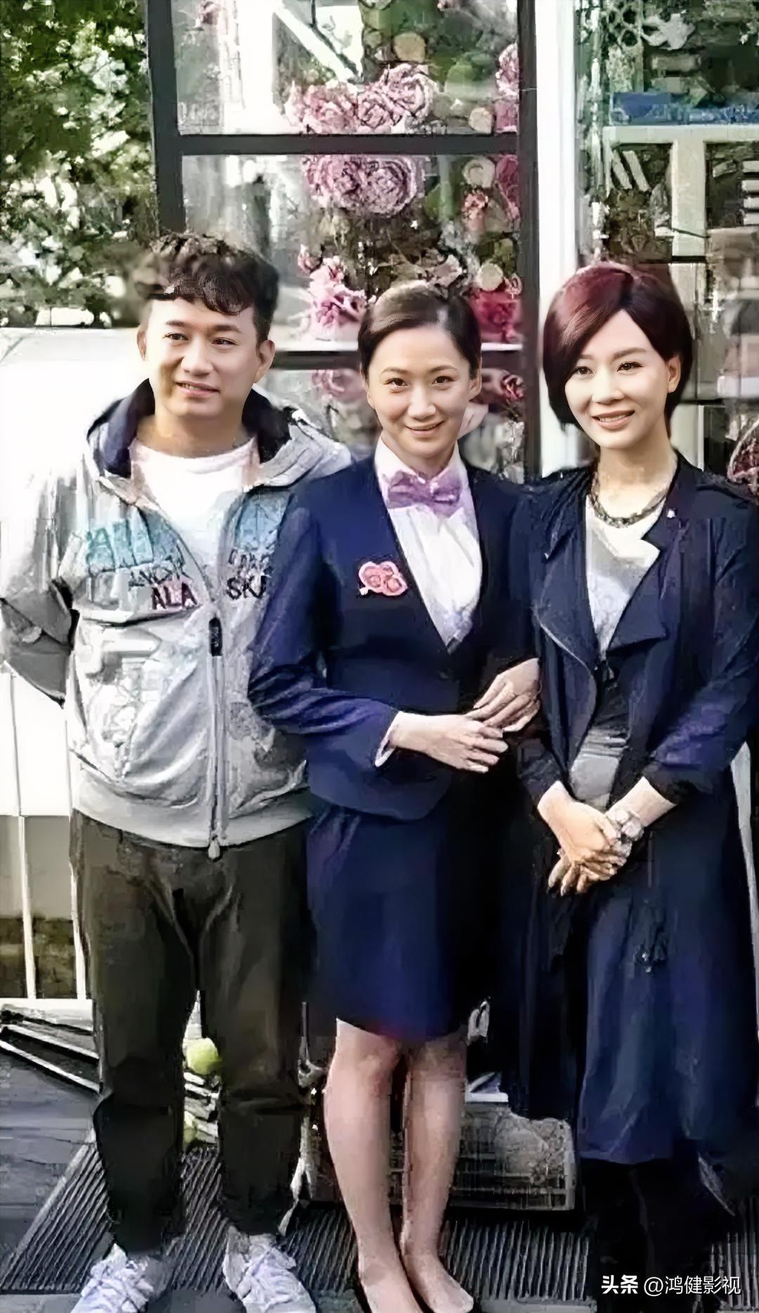 仔细看，那时的黄磊疏眉朗目，气宇轩昂，真是一表人才！右边的是明眸善睐，朱唇榴齿，
