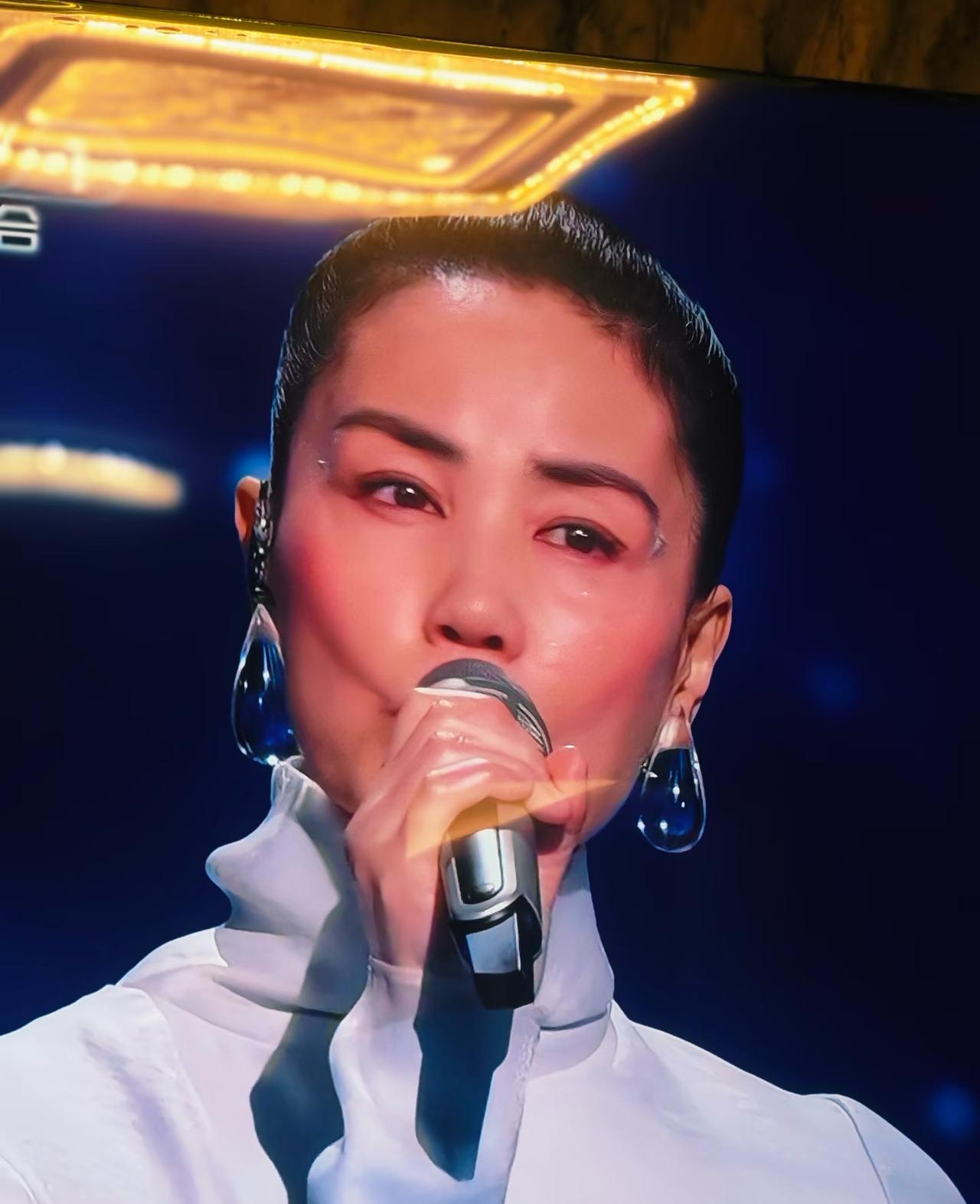 王菲这造型，化妆，老了很多啊。

正好证明，人是会老的，人也是不完美的，但仍然可