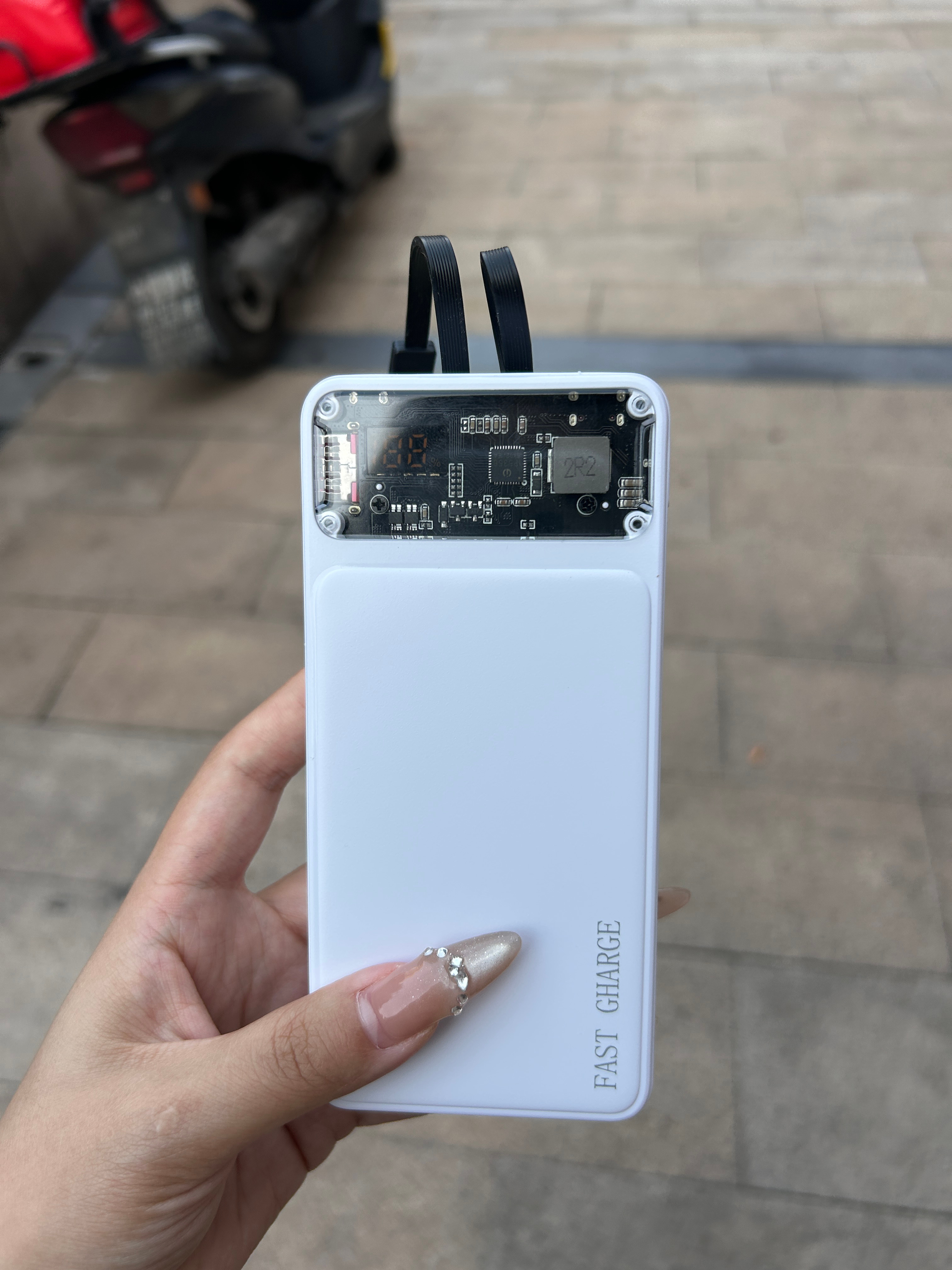 德施曼这个充电宝显示屏好独特 
