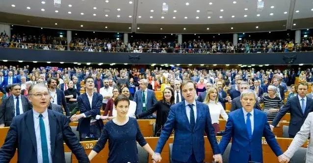 欧盟要制裁香港。近日欧洲议会以483票赞成、9票反对、42票弃权的结果通过一项决