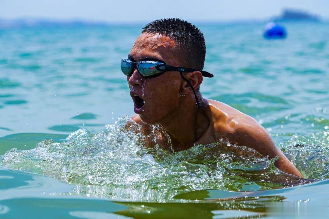 #前线熄灯号[超话]##军营晚点名##人民前线# 酷暑已至，烈日炎炎劈波斩浪，战