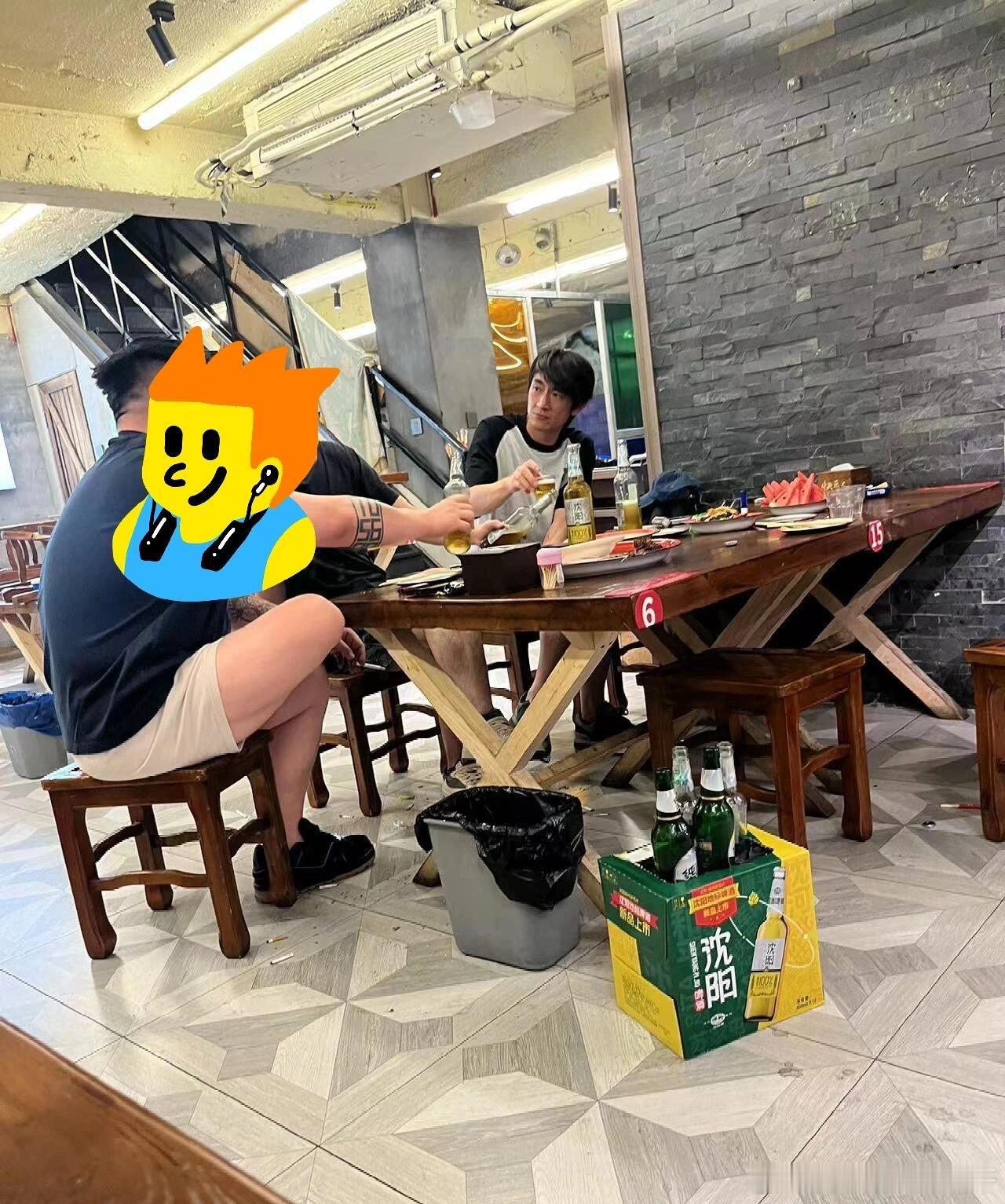 #林更新与好友吃烧烤##偶遇林更新与好友吃烧烤# 偶遇林更新与好友吃烧烤，发型好