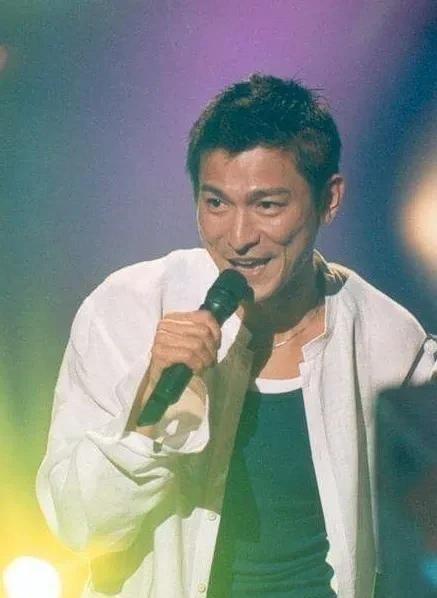 在2000年那个明星演唱会风头正劲的时代，天王刘德华第一次把巡演带到沈阳，本来谈