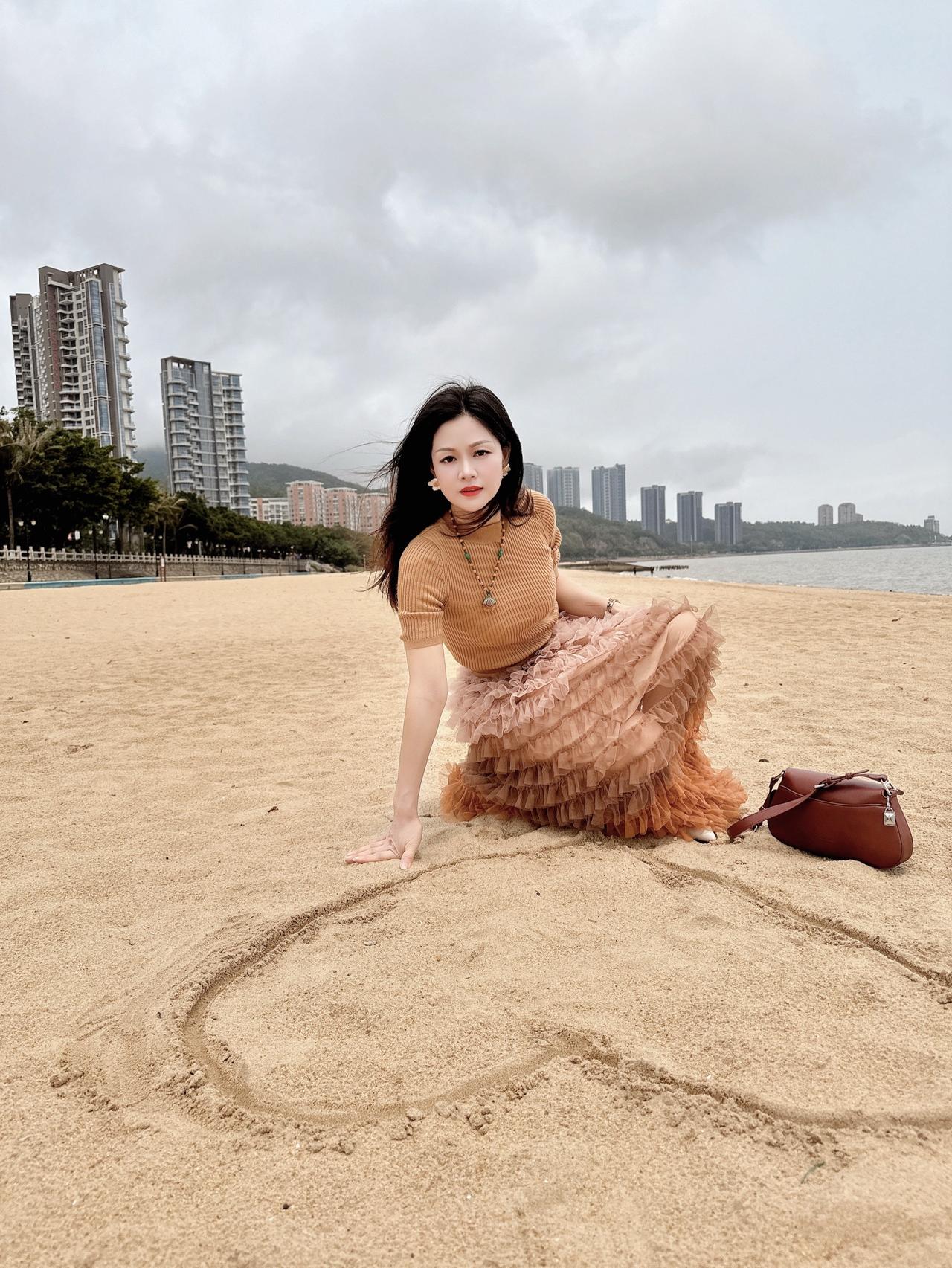 心灵的愉悦，来自精神的富有；简单的快乐，来自心态的知足海边拍照氛围感  海边出片