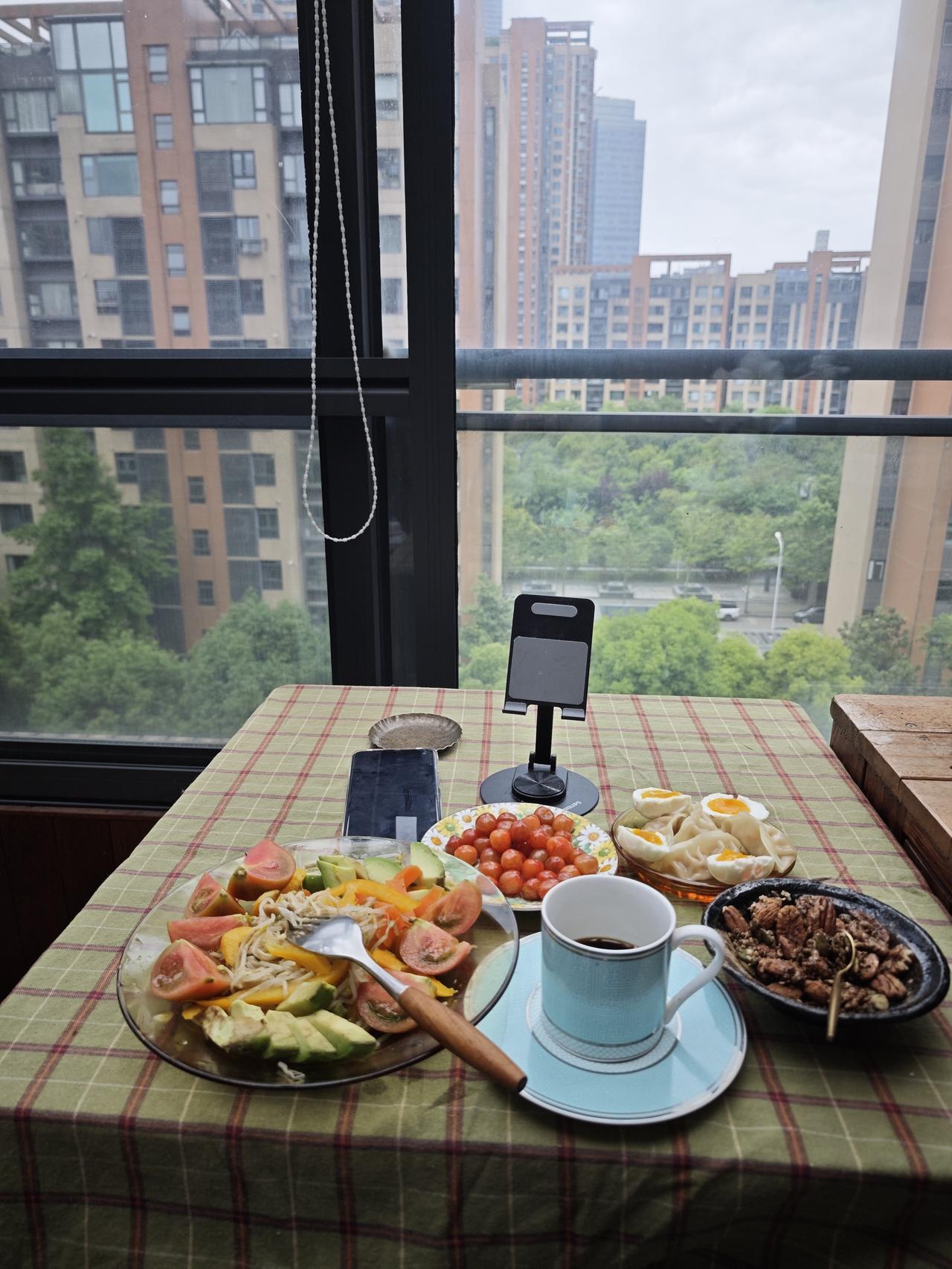我是那种可以一直吃一种东西的人，但饮食单一容易造成营养缺乏。这两年我改了，努力做