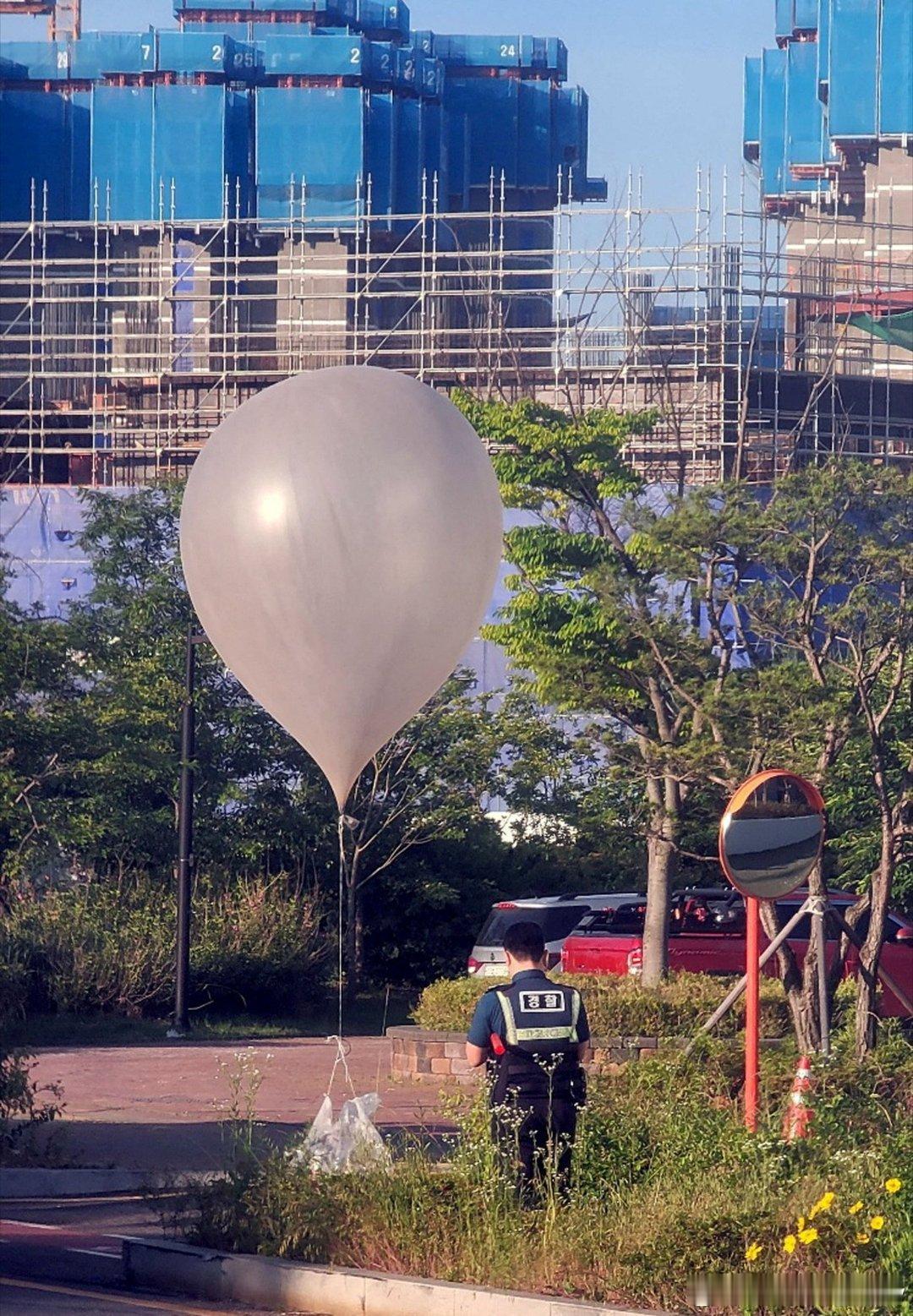 韩联社消息：朝鲜再向韩空投330多只垃圾气球，韩总统室今将开会讨论应对方案 ​​