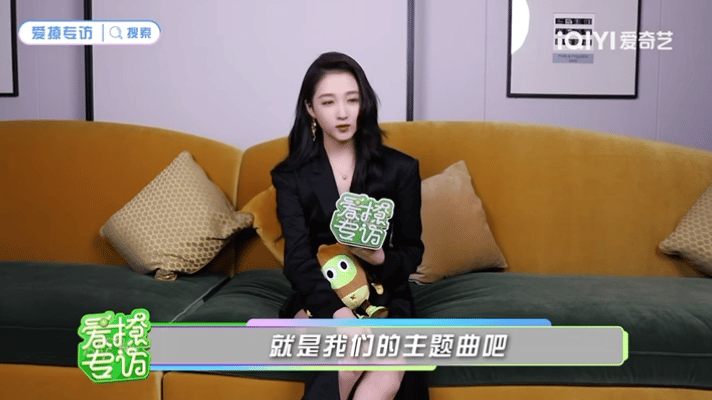 关晓彤推荐周深新歌关晓彤引用周深《我们不散》解读齐时曹信，一句台词道尽错位人生里