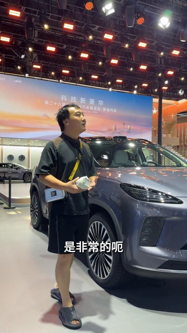 成都车展看新车，我们来到了奇瑞的星途的展台，我身旁的这台是星途的ET5，这台车也