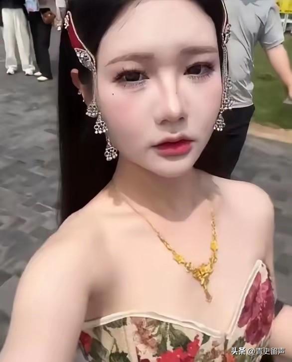 6月3日，江苏徐州一名女子身着裹x上衣前往宝莲寺游览，在寺院大门被工作人员以着装