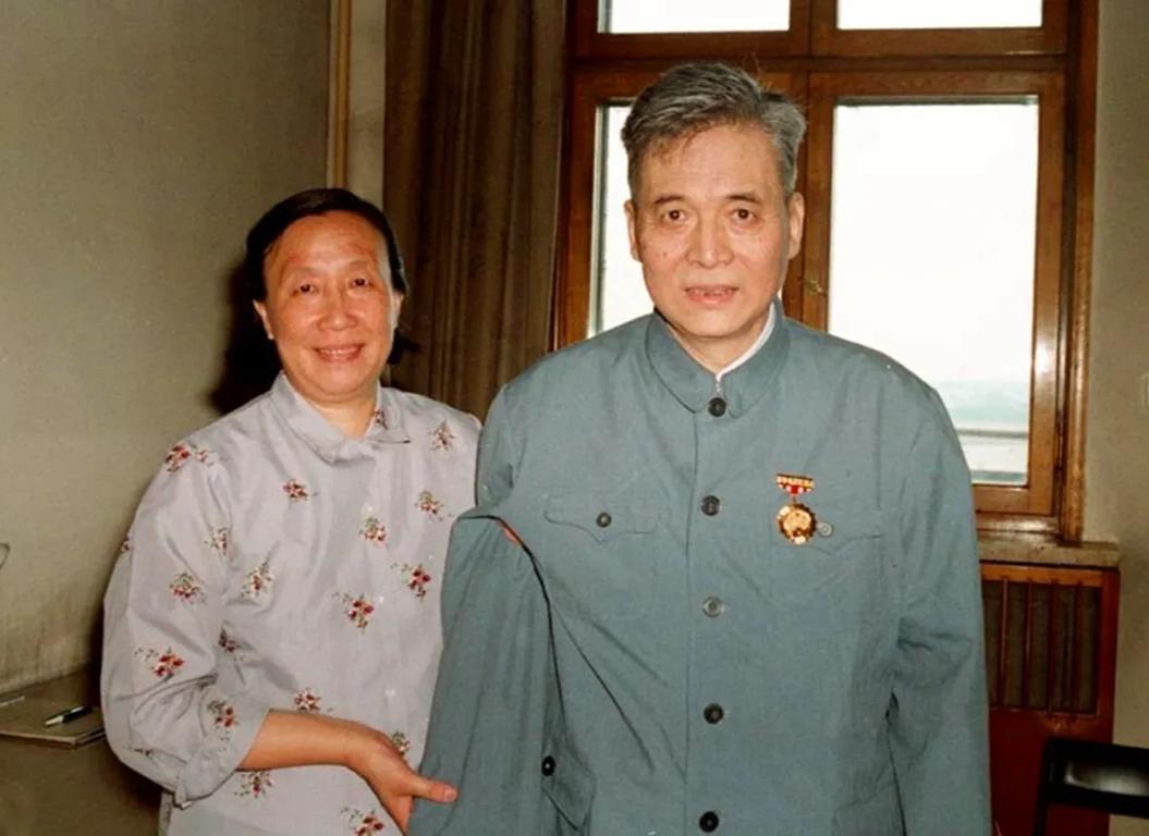 1986年，两弹元勋邓稼先与妻子徐璐希的一张合影。

此时的邓稼先，因辐射致癌经
