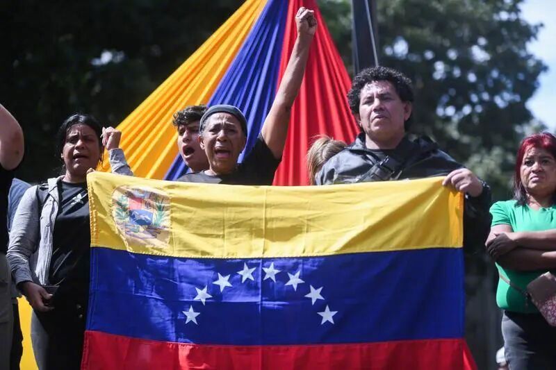 【#委内瑞拉下令全国搜捕亲美人员# 马杜罗被捕前签署法令，全国进入紧急状态】#委