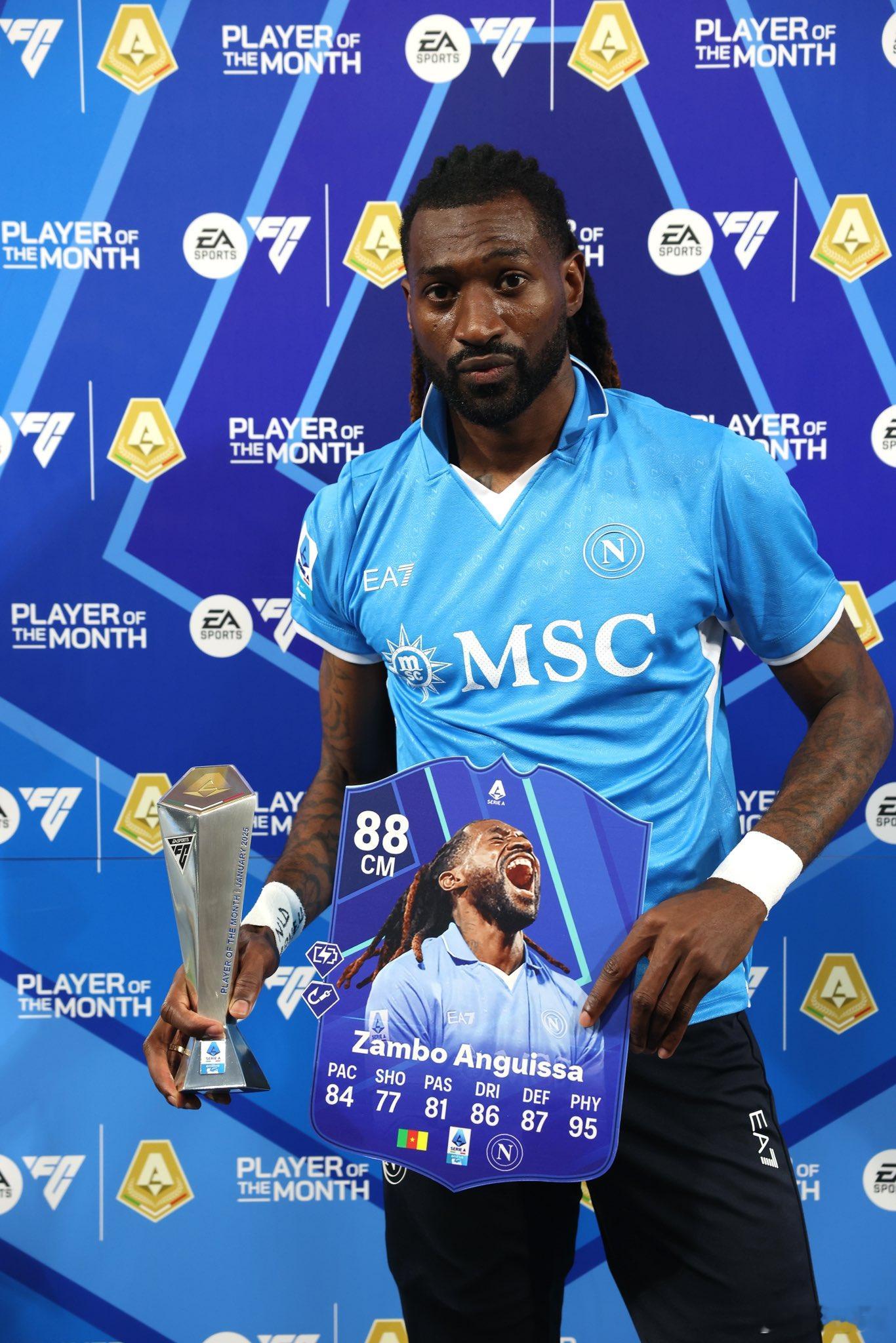 安古伊萨展示自己的月度最佳球员卡。 