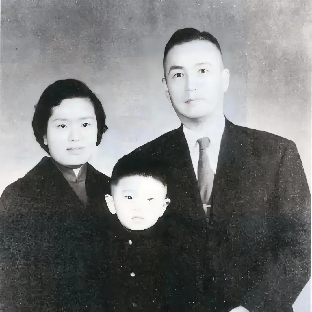 这是1950年代，台湾省一家三口人的合影。
       这个男主人罪大恶极，罄