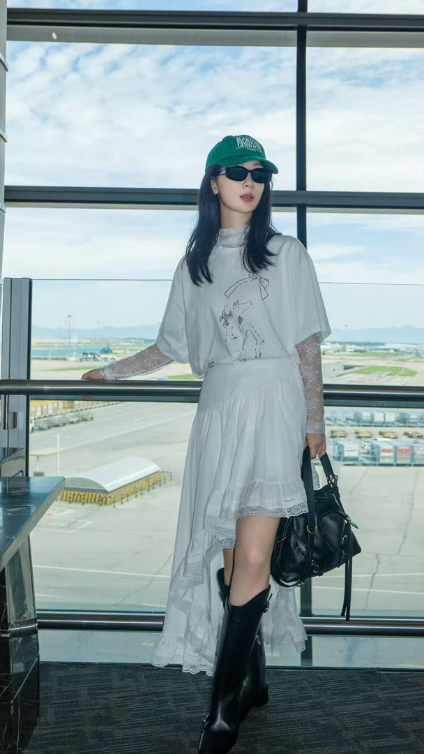 杨紫 紫宝今日飞纽约，ins报备啦，今天的机场look超美的 