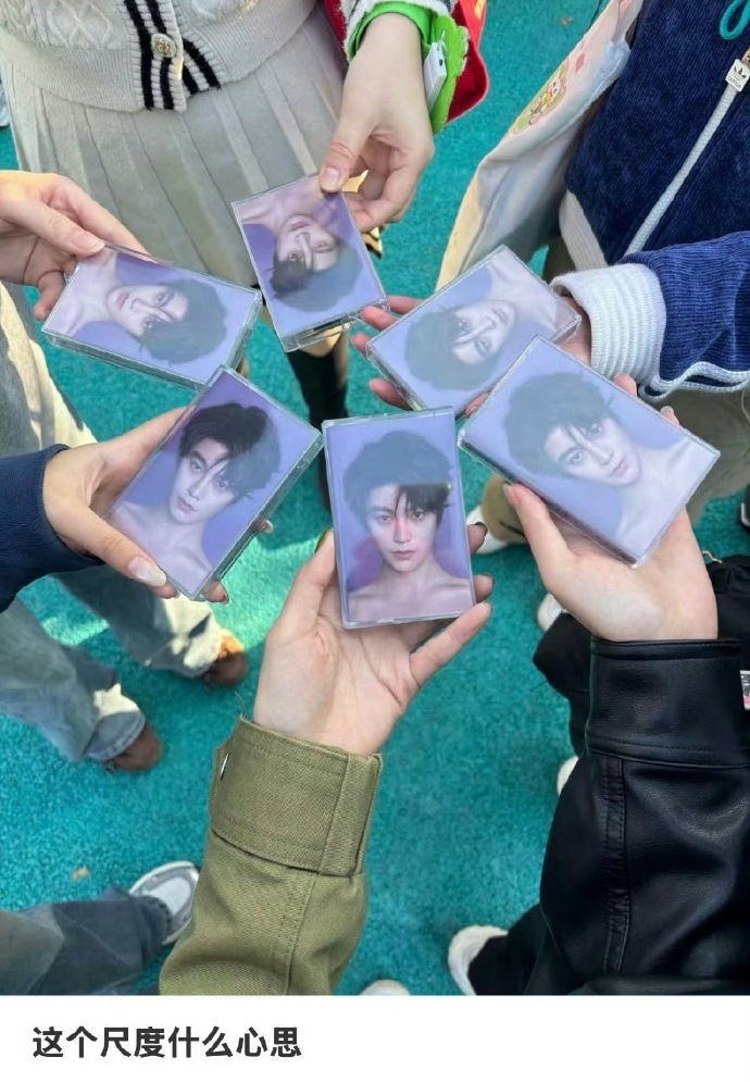 丁禹兮音乐节逆应援是露肩小卡 