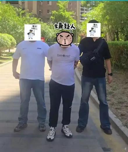 防不胜防，一女子被人抱住大腿，对方称她踩到地上钱了。这拉扯过程中，女子价值10万