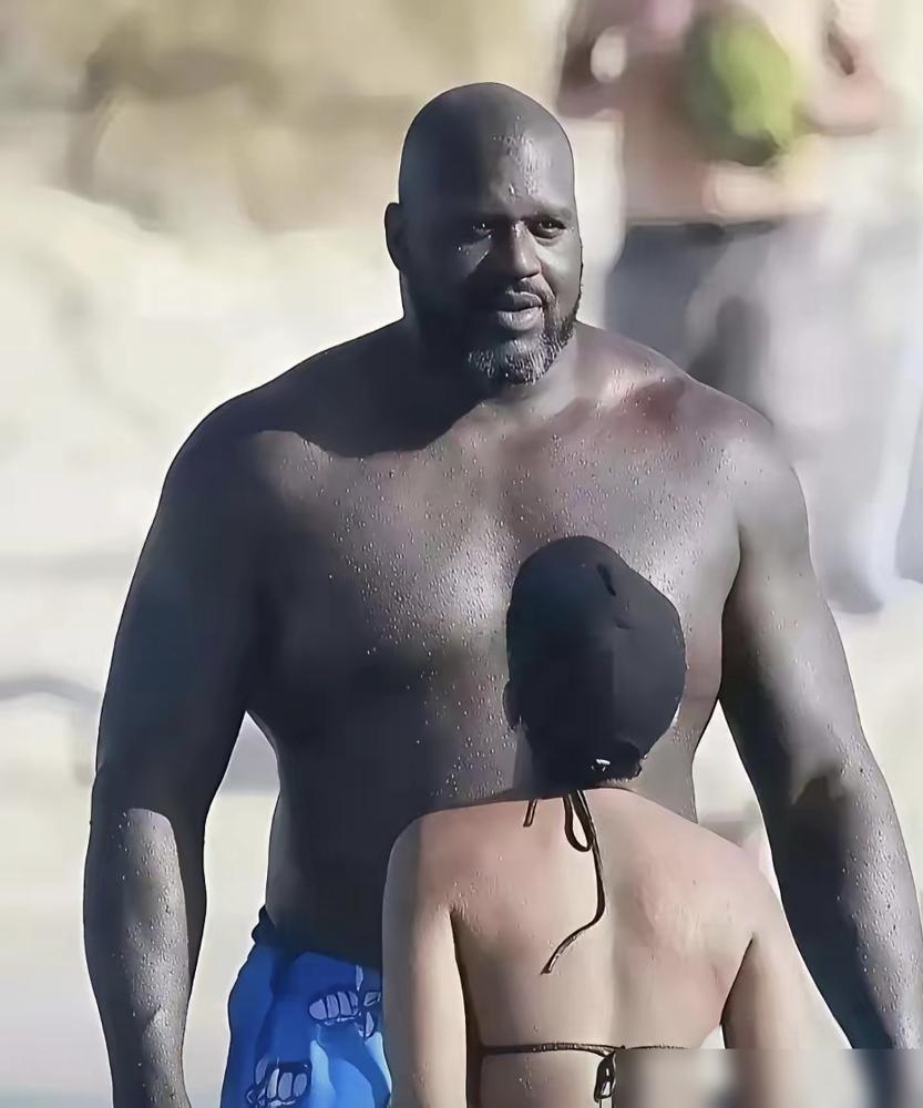 1996年奥尼尔带着7年1.2亿的天价合同，从魔术转投湖人，一头扎进洛杉矶的名利