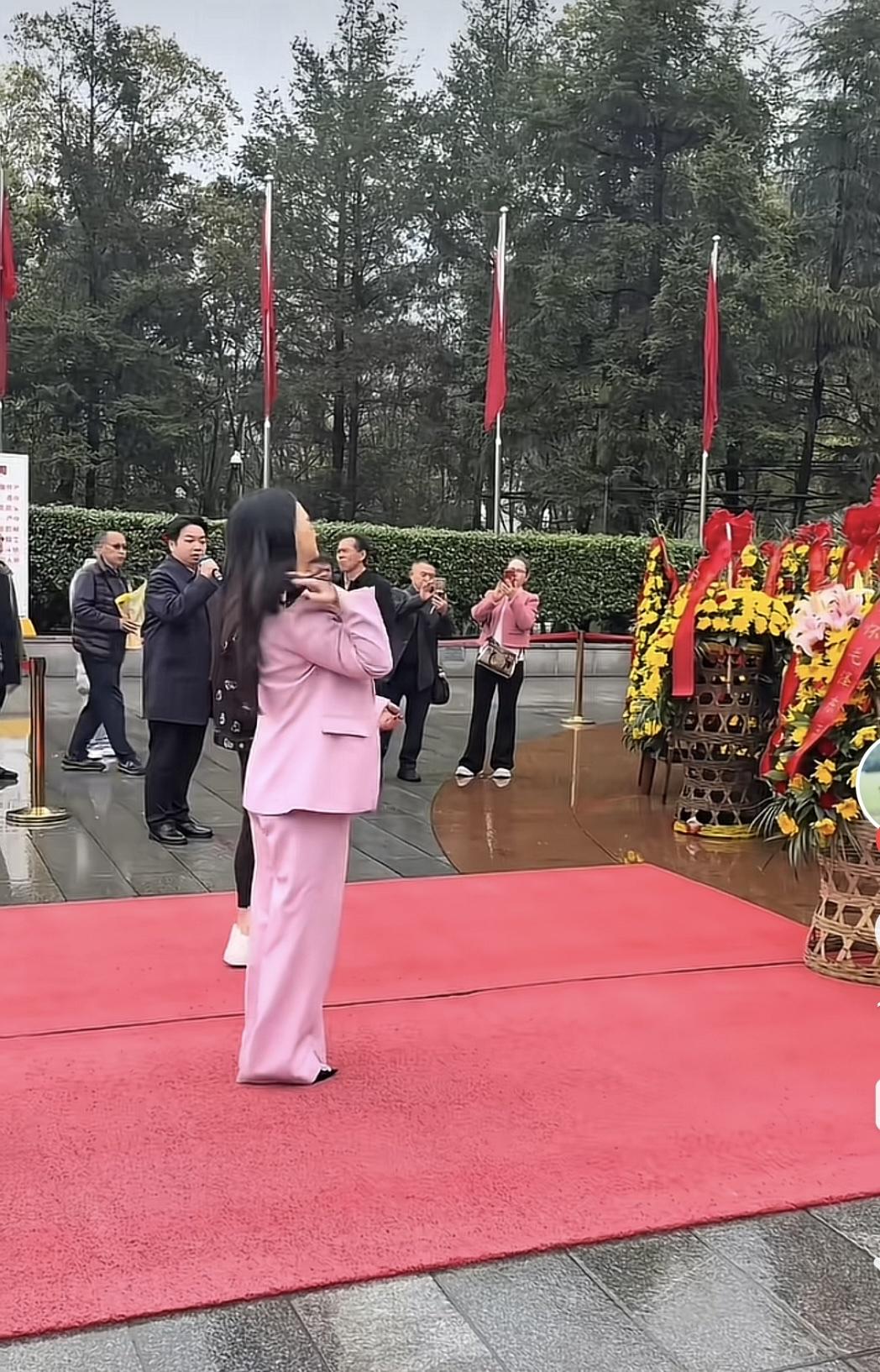 曾经的湖南卫视的主持一姐李湘近日祭拜穿粉红色衣服引争议。
在评论区，我看到很多的