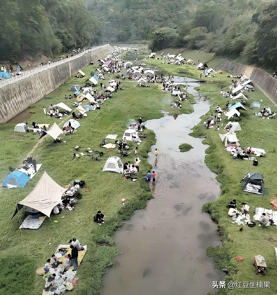这种地方露营是非常的危险哦，为什么还有这么多人不怕呢。
照片中可以看到，起码有数