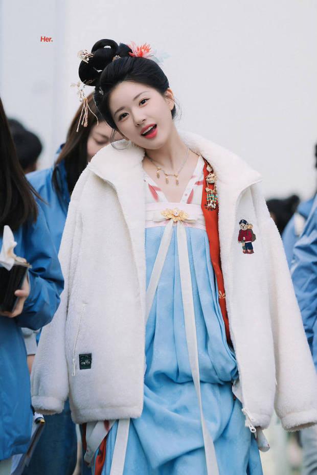 赵露思珠帘玉幕发型古典优雅 身穿唐装甜美俱佳
搜狐娱乐讯 11月21日，赵露思在