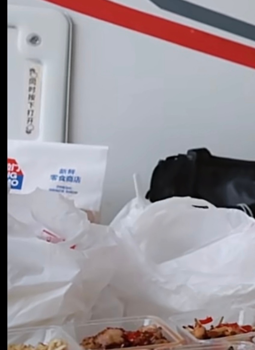 还买了金粒门哈哈哈不知道是周柯宇吃的还是工作人员吃的宝宝来一趟长沙爽爽吃嘿嘿长沙